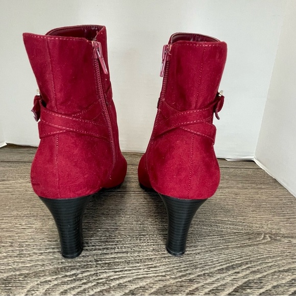 Andrea Grace Women's deep red suede Ankle Boots. Size 8. Pre-owned. Bootie’s. - Picture 4 of 6